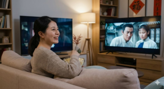 爸爸与孩子一起讨论剧本创意